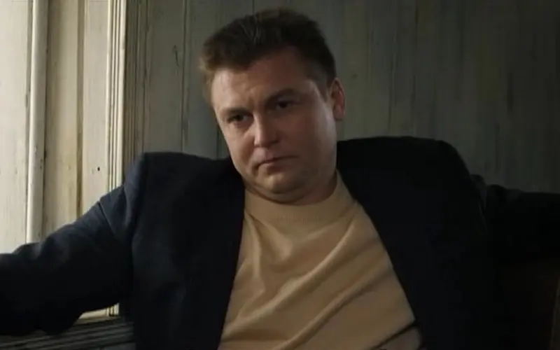 Актер Роман Степенский (кадр из сериала «Я всё преодолею»)