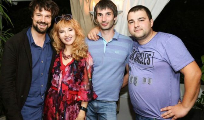 Данила Козловский с мамой и братьями, Егором и Иваном