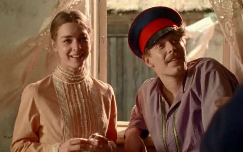 Дарья Урсуляк и Евгений Ткачук (кадр из сериала «Тихий Дон»)