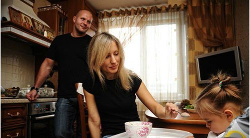 Федор Емельяненко, его жена Марина и их дочь на кухне