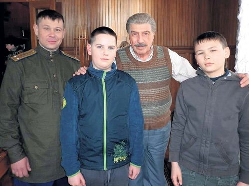 На площадке телефильма «Товарищ Сталин» с Сергеем ЮРСКИМ (он сыграл вождя народов), сыном Даниилом и пасынком Егором. Фото: fb.com