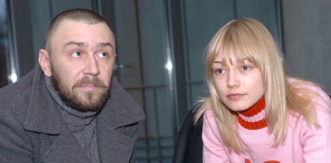 Шнуров с юной актрисой Оксаной Акиньшиной.