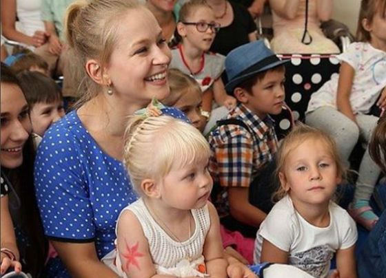 Юлия Пересильд с дочерьми